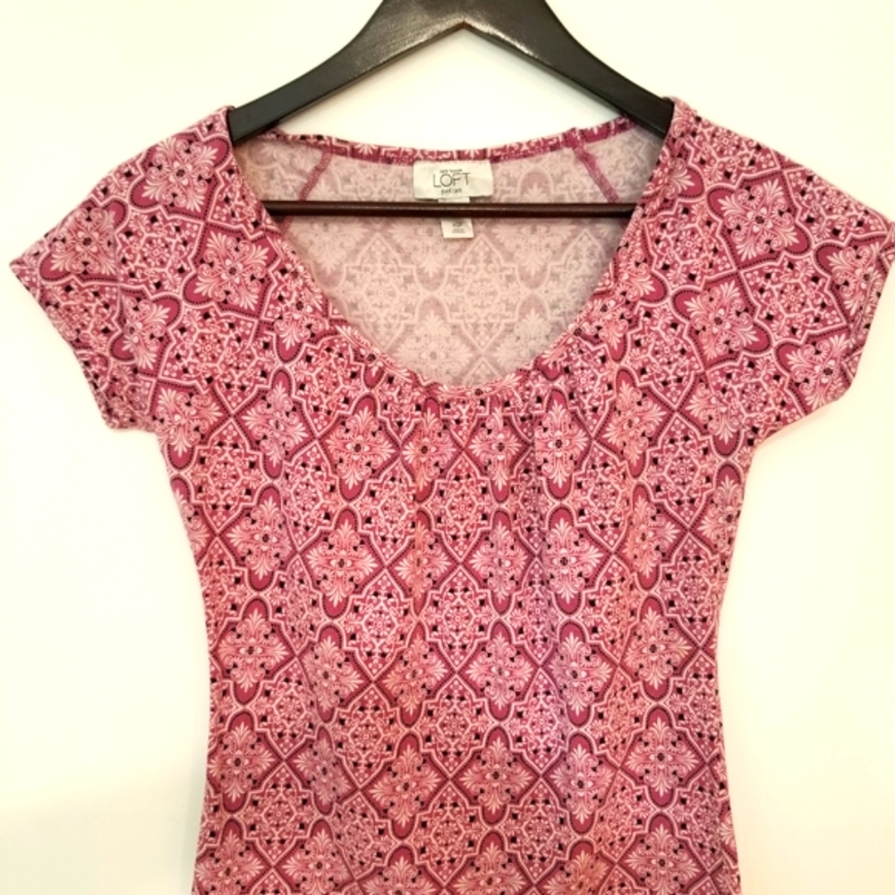 Ann Taylor Loft pink print tee with deep shirred scoop neck short sleeve